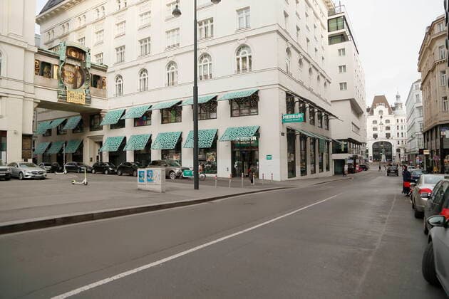 Coronavirus Sars CoV 2 COVID 19 deserted Vienna quarantined Vienna, Innere Stadt, 1 Bezirk, 26 03 2020 Anchor clock Hoher Markt deserted Vienna Austria AVN101002383198
