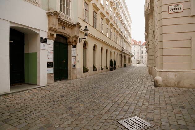 Coronavirus Sars CoV 2 COVID 19 deserted Vienna quarantine Vienna, Innere Stadt, 1 Bezirk, 26 03 2020 Fütterergasse corner Jordangasse deserted Vienna Austria AVN101002383200