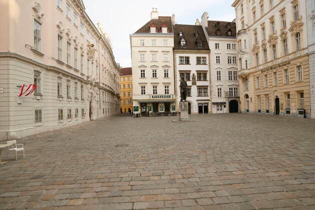 Coronavirus Sars CoV 2 COVID 19 deserted Vienna quarantined Vienna, Innere Stadt, 1 Bezirk, 26 03 2020 Judenplatz Lessing Monument deserted Vienna Austria AVN101002383208