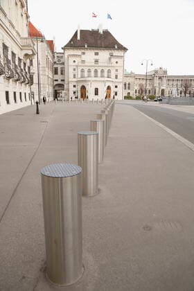 Coronavirus Sars CoV 2 COVID 19 deserted Vienna quarantined Vienna, Inner City, 1 district, 26 03 2020 Bollard, Ballhausplatz, Federal Chancellery, Hofburg, Presidential Chancellery, Federal Presidents Office, Heldenplatz, Austrian National Library deserted Vienna Austria AVN101002383225