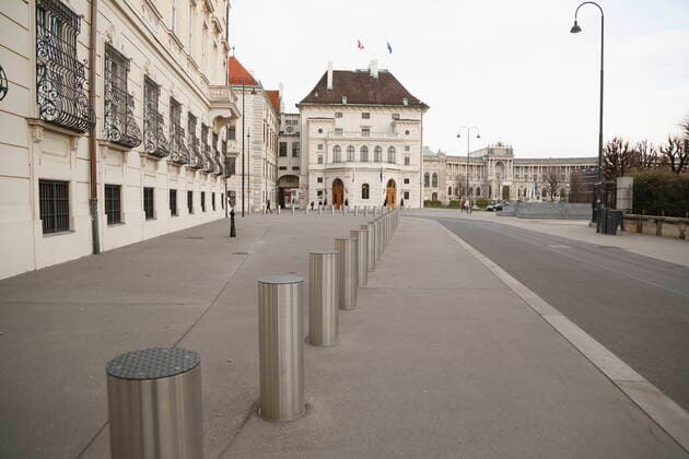 Coronavirus Sars CoV 2 COVID 19 deserted Vienna quarantined Vienna, Inner City, 1 district, 26 03 2020 Bollard, Ballhausplatz, Federal Chancellery, Hofburg, Presidential Chancellery, Federal Presidents Office, Heldenplatz, Austrian National Library deserted Vienna Austria AVN101002383228