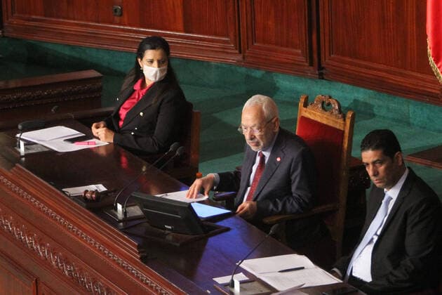 Mr rached ghanouchi president du arp et Mme samira araii second president et tarek ftiti Lors d une seance pleniere de l?Assemblee des Representants du Peuple (ARP) consacre Ã un dialogue avec le gouvernement sur la situation sanitaire dans le pays, le Chef du gouvernement Elyes Fakhfakh a insiste sur la necessite de respecter le confinement general et l?auto-isolement ainsi que le placement en quarantaine obligatoire des personnes arrivees de l?etranger pour lutter contre la propagation du Coronavirus et eviter des scenarios vecus par d autres pays NEWS : Chambre des deputes tunisien - Tunis - 26 03 2020 JDIDIWASSIM PANORAMIC 