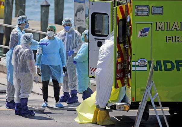 March 26, 2020, Miami Beach, FL, USA: First responders care for crew members as they arrive by lifeboats from the cruise ship Costa Magica at the US Coast Guard Station Miami Beach on Thursday, March 26, 2020. Miami Beach USA - ZUMAm67_ 20200326_zaf_m67_016 Copyright: xDavidxSantiagox