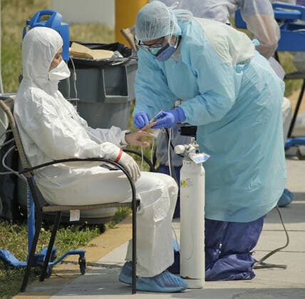 News Bilder des Tages March 26, 2020, Miami Beach, FL, USA: Healthcare workers prepares a crew member said to be showing COVID-19 symptoms for transport after arriving from the cruise ship Costa Favolosa at the Coast Guard Station Miami Beach on Thursday, March 26, 2020. Miami Beach USA - ZUMAm67_ 20200326_zaf_m67_018 Copyright: xDavidxSantiagox