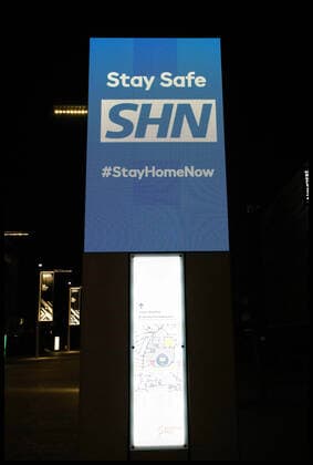 . 26 03 2020. London, United Kingdom. National Applause For NHS. A sign at Wembley Stadium reads Stay Safe SHN StayHomeNow during the ÔClap For CarersÕ to thank NHS and social care workers who are on the frontline of the coronavirus battle.  xMartynxWheatleyx xi-Imagesx IIM-20958-0018