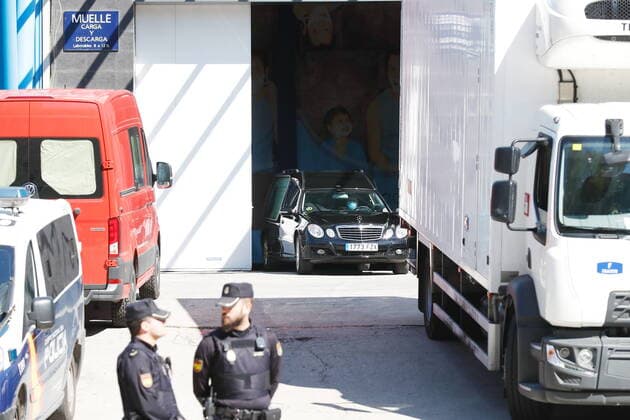 News Bilder des Tages A hearse departing from Palacio de Hielo, a temporary morgue, to pick up the next body due to the emergency declaration due to the Corona Virus (COVID-19) outbreak in Madrid, Spain, MARCH 26, 2020.  (124784266)