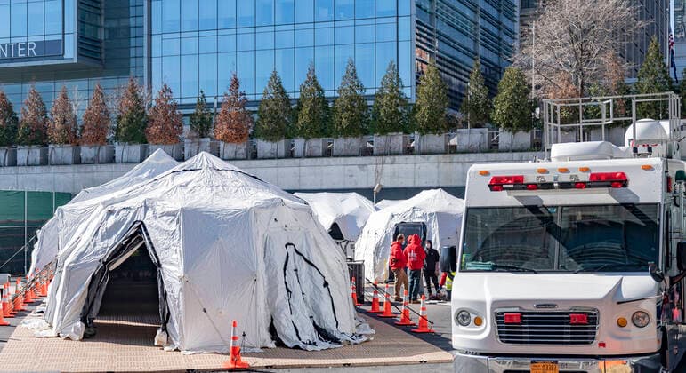 NY: Construction for overflow capacity for city morgue Construction site of tents for overflow capacity for city morgues on Manhattan East side near Bellevue hospital New York New York United States Copyright: LevxRadin