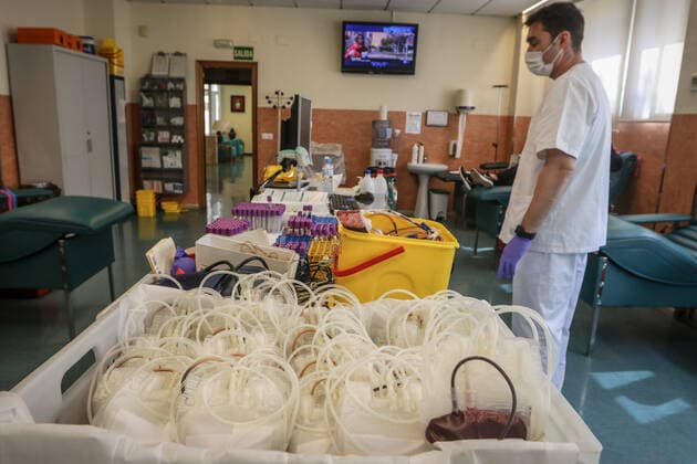 March 26, 2020: 26 March 2020 (Malaga) Despite the state alarm by the coronavirus are asking the people of Malaga to donate blood to hospitals for the sick because of their shortage of blood for transfusions. - ZUMAc161 20200326_zap_c161_026 Copyright: xLorenzoxCarnerox