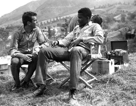 THE DEFIANT ONES, Tony Curtis, Sidney Poitier, 1958, candid on the set Courtesy Everett Collection !ACHTUNG AUFNAHMEDATUM GESCHÃ„TZT! PUBLICATIONXNOTxINxCANxCHNxFRAxITAxJPNxNORxPOLxRUSxESPxUKxUSA Copyright: xCourtesyxEverettxCollectionx MBDDEON EC010