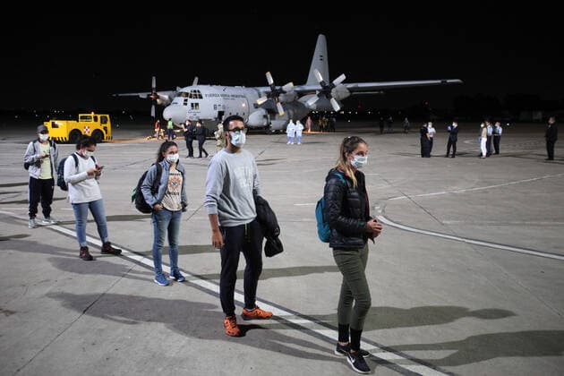 News Bilder des Tages March 26, 2020, Buenos Aires, Buenos Aires, Argentina: Argentine Air Force repatriated Argentine citizens who were stranded in Peru due to the suspension of flights by the Coronavirus - COVID-19. Buenos Aires Argentina - ZUMAs180 20200326_zbp_s180_005 Copyright: xClaudioxSantistebanx