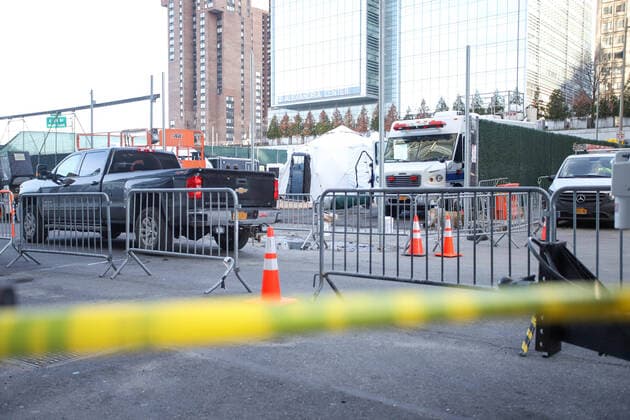 March 26, 2020, New York, New York, United States: Giant tents and large refrigerated trucks were set up outside Manhattan s Bellevue Hospital to accommodate thousands of corpses, should the coronavirus overload the city s morgue system. New York United States - ZUMAc233 20200326_zsp_c233_021 Copyright: xVanessaxCarvalhox