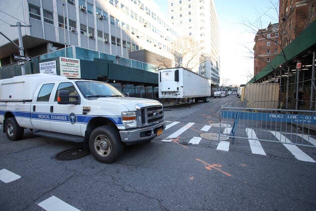 March 26, 2020, New York, New York, United States: Giant tents and large refrigerated trucks were set up outside Manhattan s Bellevue Hospital to accommodate thousands of corpses, should the coronavirus overload the city s morgue system. New York United States - ZUMAc233 20200326_zsp_c233_031 Copyright: xVanessaxCarvalhox