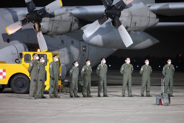March 26, 2020, Buenos Aires, Buenos Aires, Argentina: Argentine Air Force repatriated Argentine citizens who were stranded in Peru due to the suspension of flights by the Coronavirus - COVID-19. Buenos Aires Argentina - ZUMAs180 20200326_zbp_s180_012 Copyright: xClaudioxSantistebanx