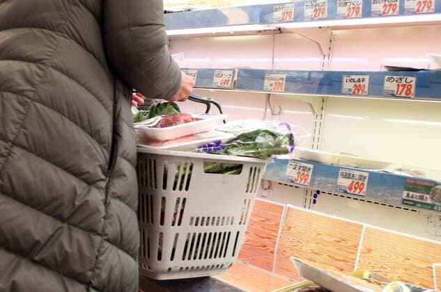 March 27, 2020, Tokyo, Japan - People buy foods and supplies in the morning at a supermarket in Tokyo, Japan on March 27, 2020. People rushed to stores to stockpile food and supplies after Tokyo governor called for residents to refrain from going outside this weekend for nonessential reasons, due to concerns over the coronavirus.  (124792442)
