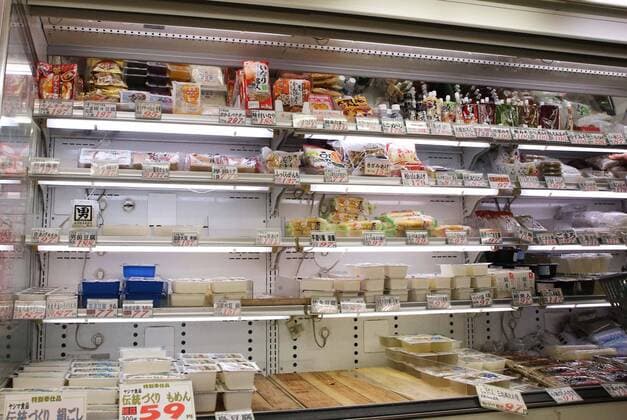 March 27, 2020, Tokyo, Japan - Many empty shelves are seen in the morning at a supermarket in Tokyo, Japan on March 27, 2020. People rushed to stores to stockpile food and supplies after Tokyo governor called for residents to refrain from going outside this weekend for non-essential reasons, due to concerns over the coronavirus.  (124792462)