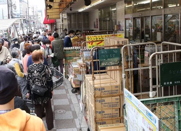 March 27, 2020, Tokyo, Japan - People line up to buy food and supplies in the morning at a supermarket in Tokyo, Japan on March 27, 2020. People rushed to stores to stockpile food and supplies after Tokyo governor called for residents to refrain from going outside this weekend for nonessential reasons, due to concerns over the coronavirus.  (124792463)