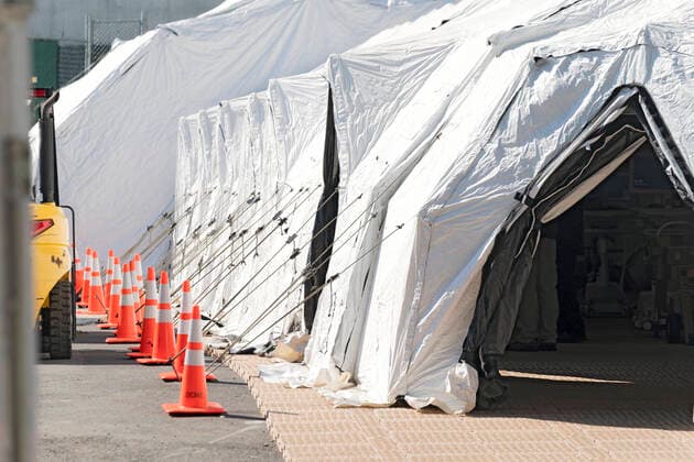 March 26, 2020, New York, United States: Workers build a makeshift morgue outside of Bellevue Hospital in New York City. .The COVID-19 outbreak in New York City has quickly overwhelmed local hospitals with patients of the coronavirus. New York United States - ZUMAs197 20200326_zaa_s197_078 Copyright: xRonxAdarx