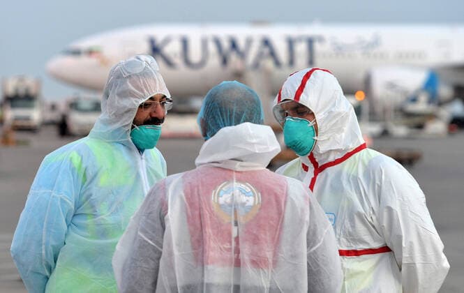 News Bilder des Tages (200326) -- FARWANIYA GOVERNORATE (KUWAIT), March 26, 2020 (Xinhua) -- Medical workers wait for the arrival of planes carrying Kuwaiti citizens evacuated from abroad at Kuwait International Airport in Farwaniya Governorate, Kuwait, on March 26, 2020. Kuwait reported 13 new COVID-19 cases over the past 24 hours, bringing the total number of confirmed cases in the country to 208, the Health Ministry announced Thursday. (Photo by Asad Xinhua) KUWAIT-FARWANIYA GOVERNORATE-COVID-19-MEASURES 