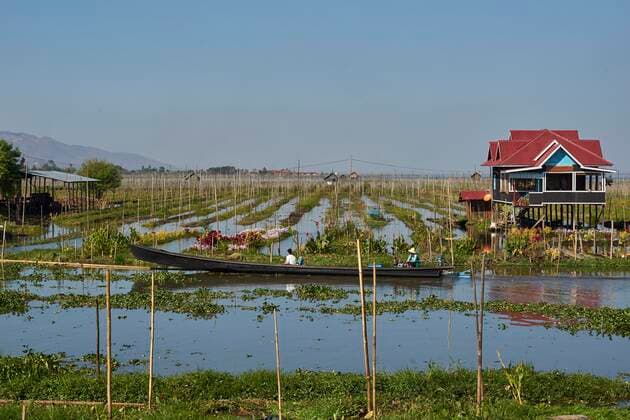 IMAGO Nature: Unsere Erde, Naturschutz, Indigene Völker Schwimmende Ga?rten auf dem Inle-See, Haus auf Stelzen, vorne Wasserstraße mit Boot, Shan-Staat, Myanmar, Asien *** Swimming guests on Inle Lake, house on stilts, in front waterway with boat, Shan State, Myanmar, Asia Copyright: imageBROKER/GabrielexThielmann iblgth05135368.jpg