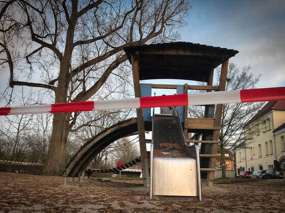 Rottenburg theme picture, symbolic picture, corona, coronavirus, COVID 19, Rottenburg, Tübingen district, 26 03 2020 Bans due to coronavirus, playground closed, cordoned off, flutterband, childrens playground, theme picture, symbolic picture, corona, coronavirus, COVID 19, Rottenburg, Tübingen district, 26 03 2020, Copyright: xFrankx Eibner-Pressefotox EP_wfk