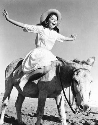 GIGI, Leslie Caron and her friend have some impromptu fun on set at the seashore location, 1958 Courtesy Everett Collection !ACHTUNG AUFNAHMEDATUM GESCHÃ„TZT! PUBLICATIONXNOTxINxCANxCHNxFRAxITAxJPNxNORxPOLxRUSxESPxUKxUSA Copyright: xCourtesyxEverettxCollectionx MBDGIGI EC047