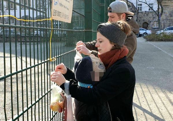Gabenzaun Chemnitz 26 03 2020, Chemnitz, Corona Virus, Pandemic, Gabenzaun Volker and Lisa Mareike Braumüller walked today after the common breakfast to Andre Platz to hang up some things on the gift fence, as donations for homeless people who have a partic
