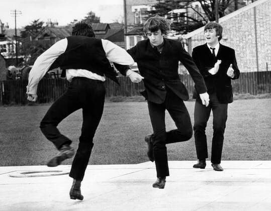 A HARD DAY S NIGHT, Paul McCartney, Ringo Starr, John Lennon, 1964 Courtesy Everett Collection !ACHTUNG AUFNAHMEDATUM GESCHÃ„TZT! PUBLICATIONXNOTxINxCANxCHNxFRAxITAxJPNxNORxPOLxRUSxESPxUKxUSA Copyright: xCourtesyxEverettxCollectionx MBDHADA EC022