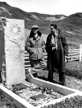 HELL BELOW ZERO, Stanley Baker, director Mark Robson visit the gravesite of Ernest Shackleton, 1954 Courtesy Everett Collection !ACHTUNG AUFNAHMEDATUM GESCHÃ„TZT! PUBLICATIONXNOTxINxCANxCHNxFRAxITAxJPNxNORxPOLxRUSxESPxUKxUSA Copyright: xCourtesyxEverettxCollectionx MBDHEBE EC006
