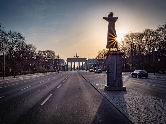 Berlin Mitte, Brandenburger Tor, street scene in the morning rush hour Straße 17 June during Corona Covid 19 Berlin
