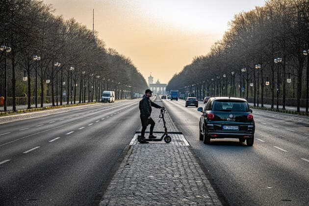 Berlin Mitte, Brandenburger Tor, street scene in the morning rush hour Straße 17 June during Corona Covid 19 Berlin
