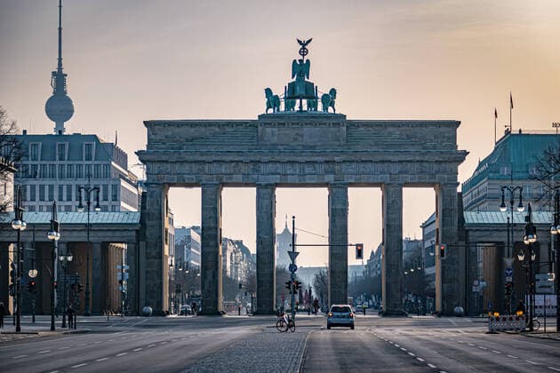 Berlin Mitte, Brandenburger Tor, street scene in the morning rush hour Straße 17 June during Corona Covid 19 Berlin