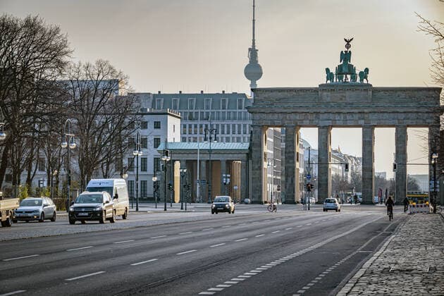 Berlin Mitte, Brandenburger Tor, street scene in the morning rush hour Straße 17 June during Corona Covid 19 Berlin