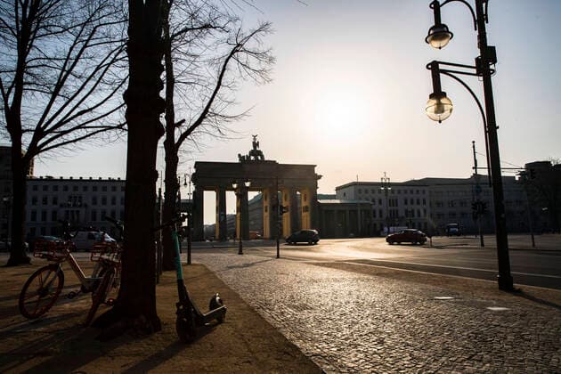 Empty Street of 17 June and Brandenburg Gate in Berlin on 27 March 2020 To slow down the spread of the coronavirus SARS CoV 2, the federal and state governments decided to impose further restrictions after museums, theatres and