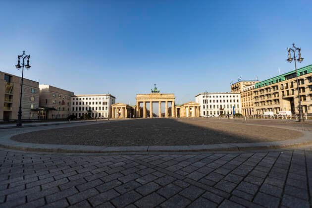 Empty Pariser Platz and Brandenburg Gate in Berlin on 27 March 2020 To slow down the spread of the corona virus SARS CoV 2, the federal and state governments decided to impose further restrictions after museums, theatres and other in