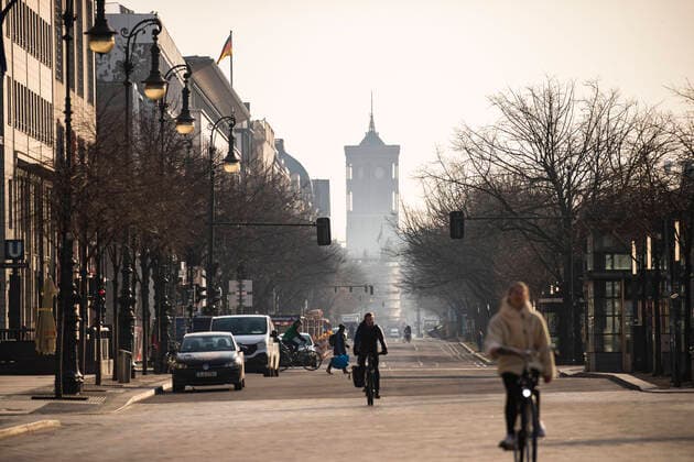 Almost empty Unter den Linden with a view of the Rotes Rathaus in Berlin on 27 March 2020 To slow the spread of the coronavirus SARS CoV 2, the federal and state governments decided on further restrictions After mus