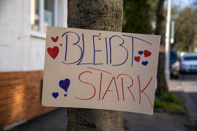 Residents of Schwanenstraße have put up a sign with the words Stays strong on a street tree to thank and motivate the staff, doctors and nurses of the K Plus St Lukas Klinik in Solingen Theme picture, symbol picture, coronavirus, sign, 27 03 20 Solingen NRW Germany Copyright: xdnet_cdnx