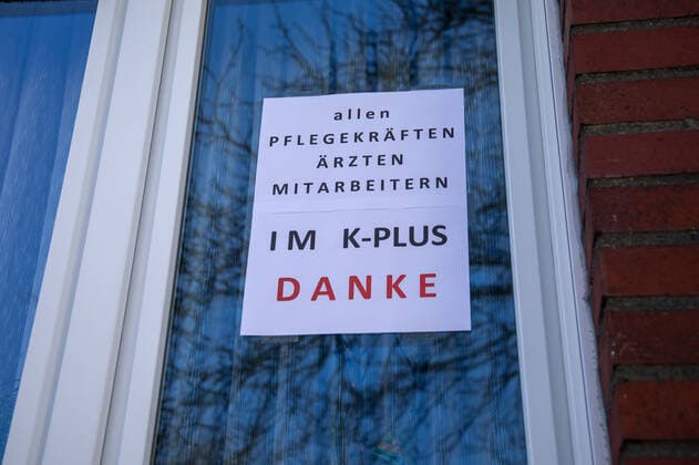 Residents of Schwanenstraße have attached a sign with the words Thank you to all nursing staff, doctors, employees at K Plus to an apartment window to thank and motivate the staff, doctors and nurses of the K Plus St Lukas Klinik in Solingen Theme picture, symbol picture, coronavirus, sign, 27 03 20 Solingen NRW Germany Copyright: xdnet_cdnx