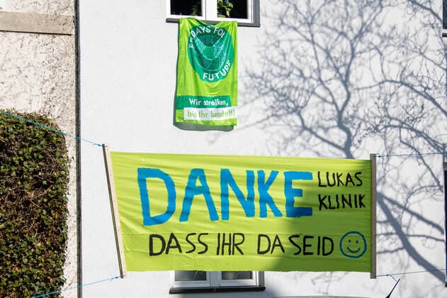Residents of the Schwanenstraße have a banner with the words Thank you Lukas Klinik that you are here attached to two street trees to thank the staff, doctors and nurses of the K Plus St Lukas Klinik in Solingen and to motivate them Theme picture, symbol picture, coronavirus, banner, 27 03 20 Solingen NRW Germany Copyright: xdnet_cdnx