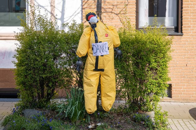 Residents of Schwanenstraße have placed a figure with a protective suit and mouthguard and the inscription Thank you on the street to thank and motivate the staff, doctors and nurses of the K Plus St Lukas Klinik in Solingen Theme picture, symbol picture, coronavirus, figure, protective suit, mouthguard, 27 03 20 Solingen NRW Germany Copyright: xdnet_cdnx