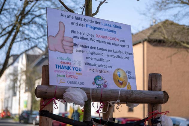 Residents of the Schwanenstraße have a sign saying To all employees of the Lukas Klinik and the nursing home A heartfelt thank you from all of us Where would we be without you You keep the shop running Without your unbelievably valuable and untiring efforts, it would not be possible to attach a tree to the str Copyright: xdnet_cdnx