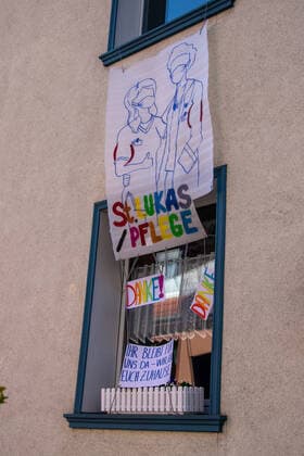 Residents of Schwanenstraße have hung a banner with the words Thank you on a window to thank the staff, doctors and nurses of the K Plus St Lukas Klinik in Solingen and to motivate them Theme picture, symbol picture, corona virus, banner, 27 03 20 Solingen NRW Germany Copyright: xdnet_cdnx