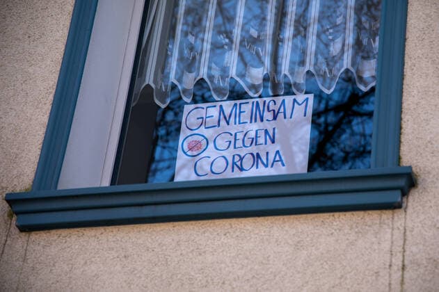 Residents of Schwanenstraße have hung a sign in a window with the words Together against Corona to thank the staff, doctors and nurses of the K Plus St Lukas Klinik in Solingen and to motivate them Theme picture, symbol picture, corona virus, sign, Together against Corona, 27 03 20 Solingen NRW Germany Copyright: xdnet_cdnx