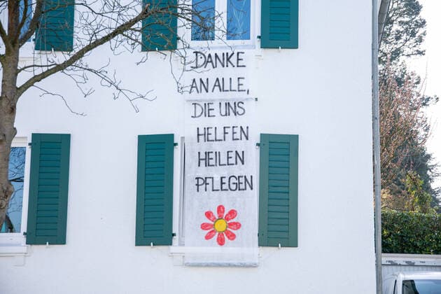 Residents of Schwanenstraße have hung a banner with the words Thank you to all who help us, heal us, care for us out of the window of a residential building to thank the staff, doctors and nurses of the K Plus St Lukas Klinik in Solingen and to motivate them Theme picture, symbol picture, coronavirus, banner, banner, 27 03 20 Solingen NRW Germany Copyright: xdnet_cdnx