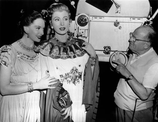 JULIUS CAESAR, Deborah Kerr, Greer Garson, cameraman Joe Ruttenberg, 1953 Courtesy Everett Collection !ACHTUNG AUFNAHMEDATUM GESCHÃ„TZT! PUBLICATIONXNOTxINxCANxCHNxFRAxITAxJPNxNORxPOLxRUSxESPxUKxUSA Copyright: xCourtesyxEverettxCollectionx MBDJUCA EC046