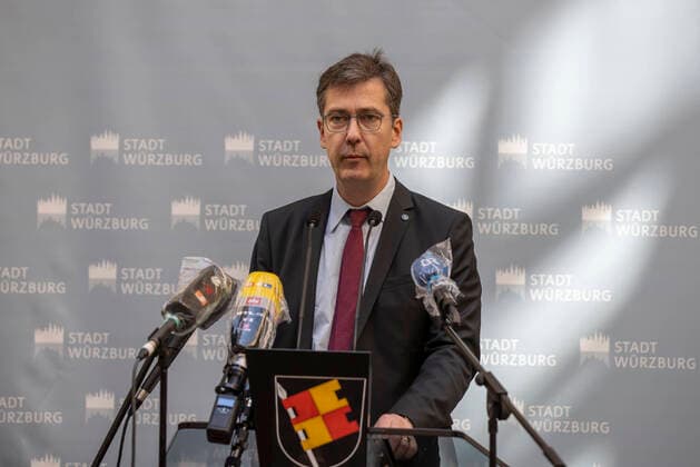 Wuerzburg, City Hall, 27 03 2020, Press conference, What happens to the nursing home Ehehaltenhaus, St Nikolaus Bild At the press conference, Lord Mayor Christian Schuchardt clarifies that the nursing home will not be evacuated Copyright: HMBxMedia xHeikoxBecker
