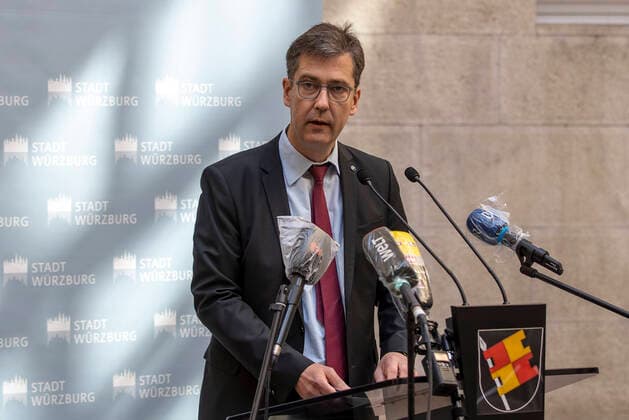 Wuerzburg, City Hall, 27 03 2020, Press conference, What happens to the nursing home Ehehaltenhaus, St Nikolaus Bild At the press conference, Lord Mayor Christian Schuchardt clarifies that the nursing home will not be evacuated Copyright: HMBxMedia xHeikoxBecker