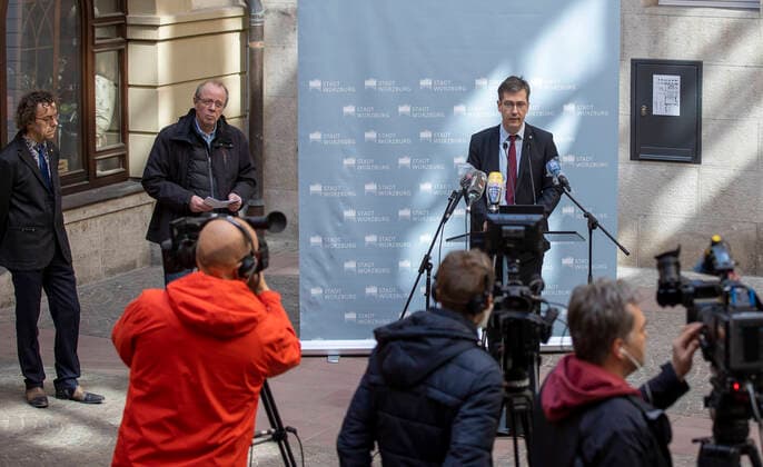 Wuerzburg, City Hall, 27 03 2020, Press conference, What happens to the nursing home Ehehaltenhaus, St Nikolaus Bild At the press conference, Lord Mayor Christian Schuchardt clarifies that the nursing home will not be evacuated Copyright: HMBxMedia xHeikoxBecker