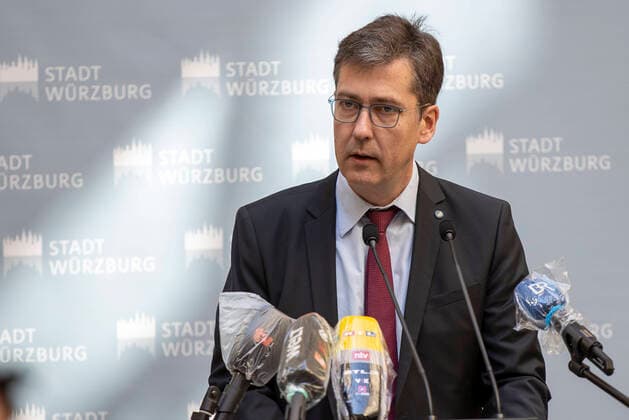 Wuerzburg, City Hall, 27 03 2020, Press conference, What happens to the nursing home Ehehaltenhaus, St Nikolaus Bild At the press conference, Lord Mayor Christian Schuchardt clarifies that the nursing home will not be evacuated Copyright: HMBxMedia xHeikoxBecker