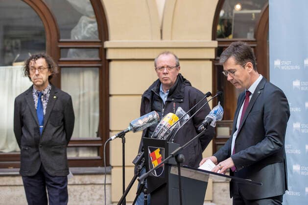 Wuerzburg, City Hall, 27 03 2020, Press conference, What is the future of the nursing home Ehehaltenhaus, St Nikolaus Picture At the press conference, Lord Mayor Christian Schuchardt clarifies that the nursing home will not be evacuated v l Dr med Michael Schwab Chief Physician and Pandemic Physician of the Geriatric Center Buergerspital Wuerzburg , Dr Johann Loew Head o Copyright: HMBxMedia xHeikoxBecker