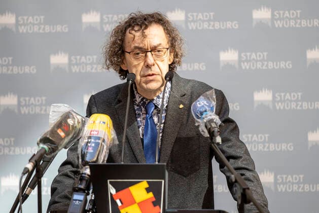 Wuerzburg, Rathaus, 27.03.2020, Pressekonferenz, Wie geht es weiter mit dem Pflegeheim Ehehaltenhaus, St. Nikolaus Bild: Dr. med. Michael Schwab (Chefarzt und Pandemie Arzt des Geriatriezentrum Buergerspital Wuerzburg) Copyright: HMBxMedia xHeikoxBecker